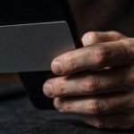 AI-stem aan de telefoon, bankpas tegen je telefoon: politie rolt bende op na 380.000 euro bankhelpdeskfraude