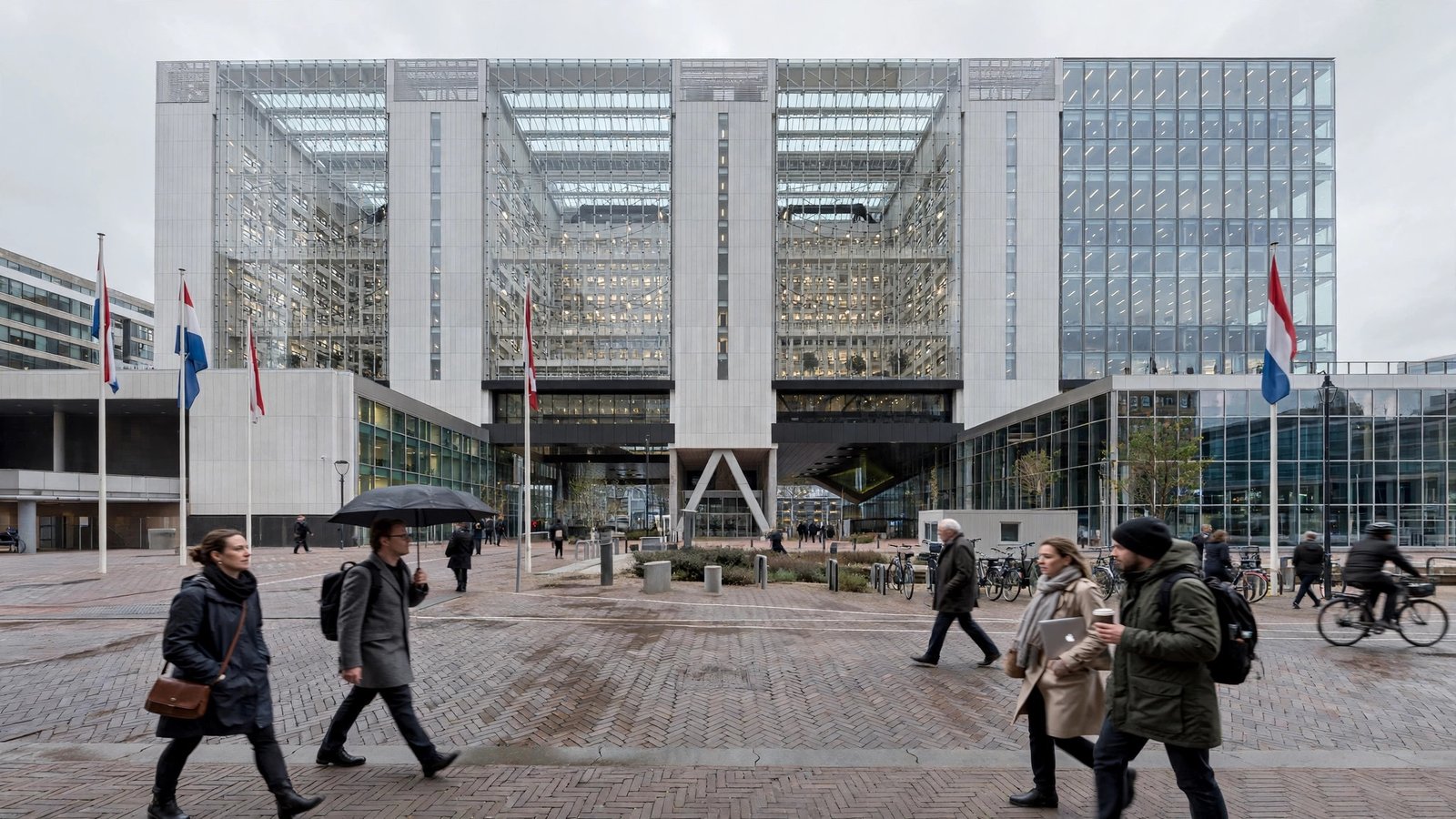 Nederlandse overheid wil 25.000 ambtenarenbanen schrappen met AI: 900 miljoen euro besparing in 2027, 3,5 miljard vanaf 2035